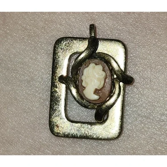 Vintage Yellow Shell Cameo Pendant – Victorian Style Gold-Tone Setting - Picture 5 of 9